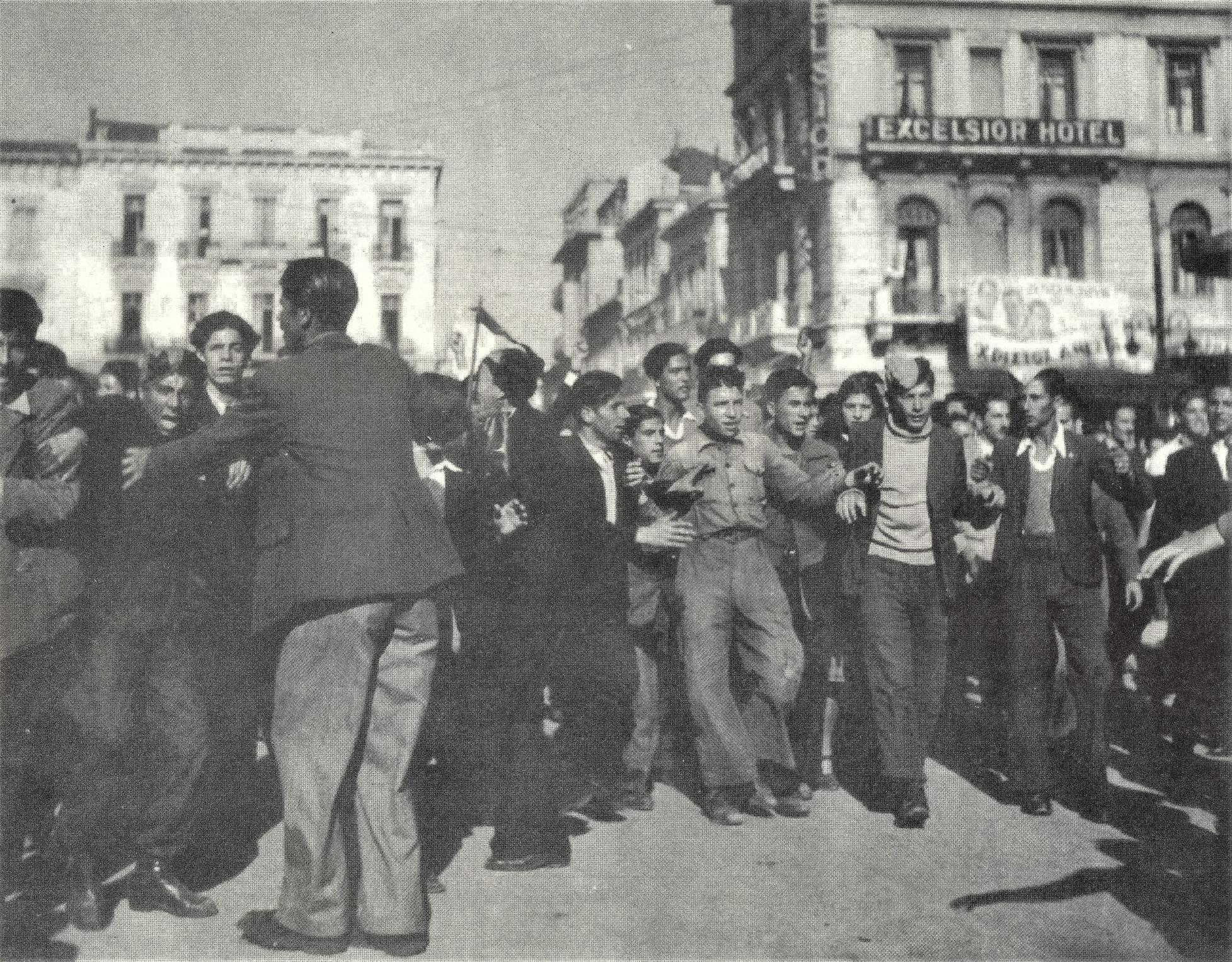 Διαδήλωση της ΕΠΟΝ στην Αθήνα το 1944