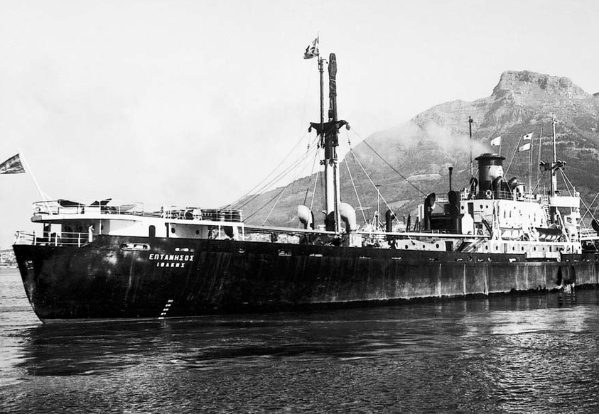 Ένα από τα πλοία των εφοπλιστών που αποπειράθηκε να μεταφέρει πολεμικό υλικό και καύσιμα στον δικτάτορα Φράνκο κατά τον ισπανικό εμφύλιο (1936-1939). Οι κομμουνιστές ναυτεργάτες αντιδρούν και μπλοκάρουν τη μεταφορά, ενώ σε κάποια πλοία γίνεται ανταρσία. Για τη δράση τους αυτή συλλαμβάνονται από την κυβέρνηση Μεταξά.