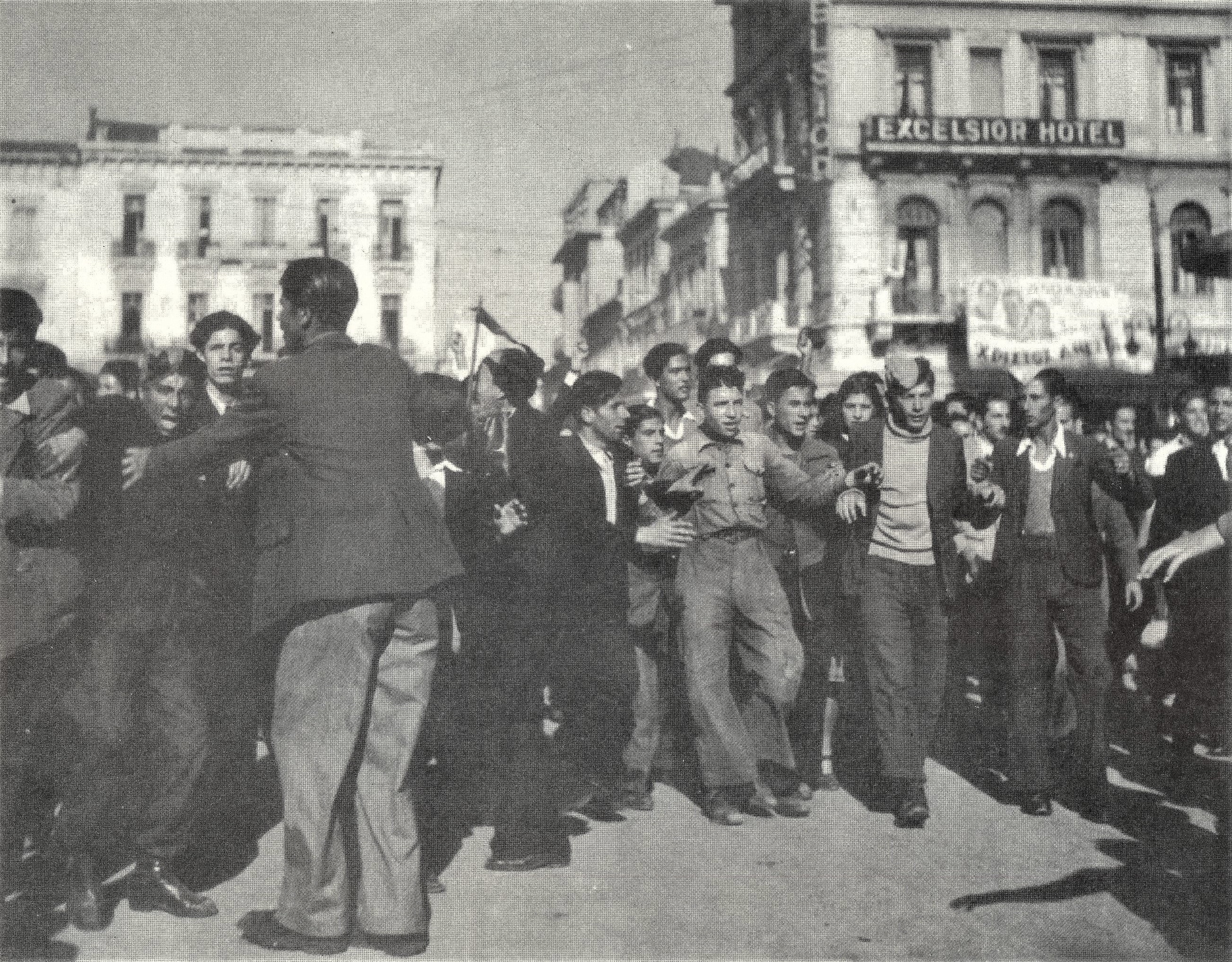 Διαδήλωση της ΕΠΟΝ στην Αθήνα το 1944