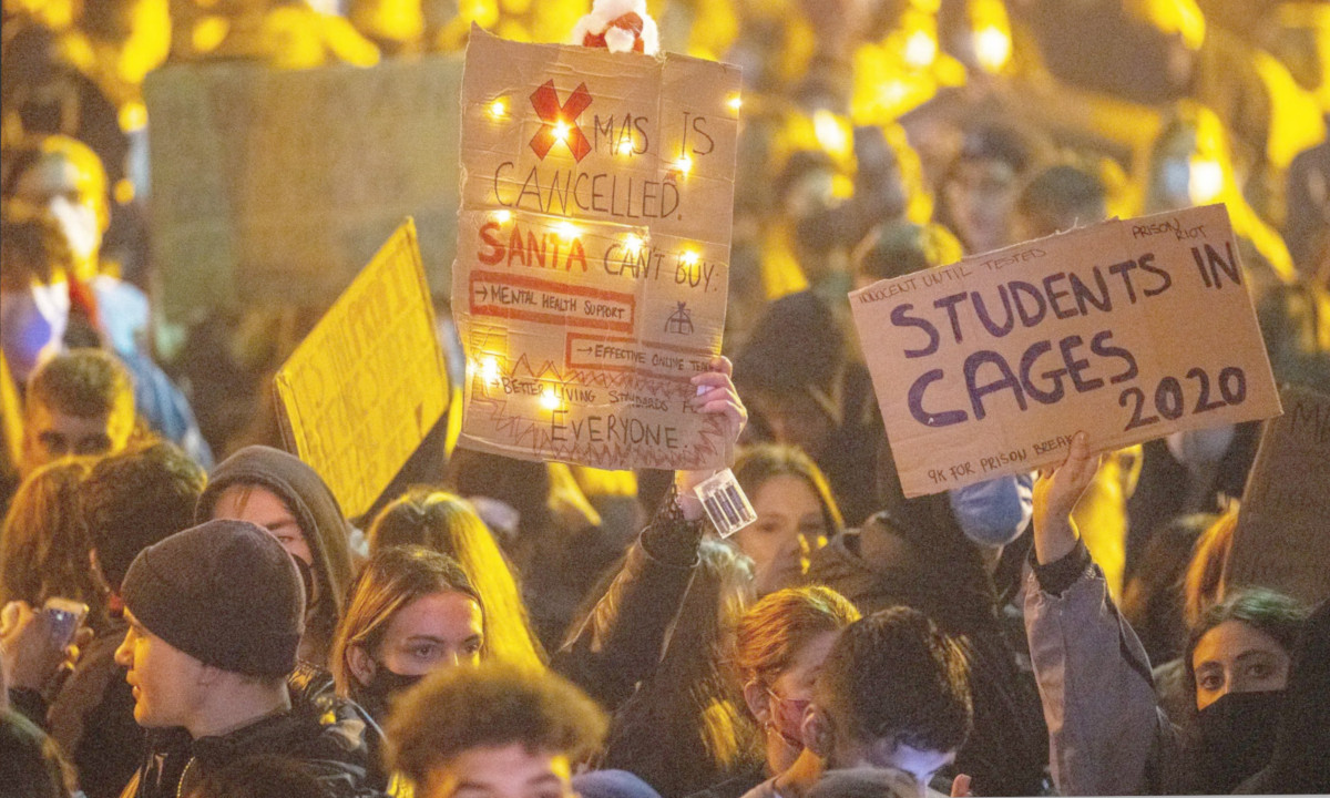 «Τα Χριστούγεννα ακυρώνονται. Ο Άγιος Βασίλης δεν μπορεί να αγοράσει υποστήριξη ψυχικής υγείας, αποτελεσματική τηλεκπαίδευση και καλύτερες συνθήκες ζωής για όλους», γράφει η πικέτα που κρατά η φοιτήτρια
