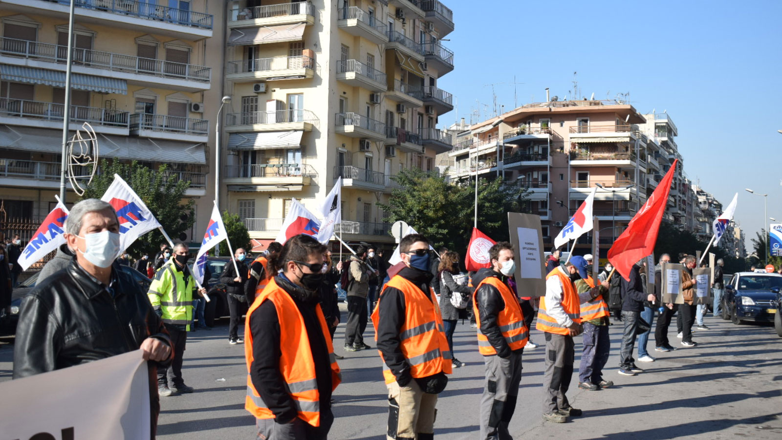 Συμβολικές παραστάσεις διαμαρτυρίας συνδικαλιστών στα Υπουργεία Εργασίας και Μακεδονίας – Θράκης στο πλαίσιο της απεργίας