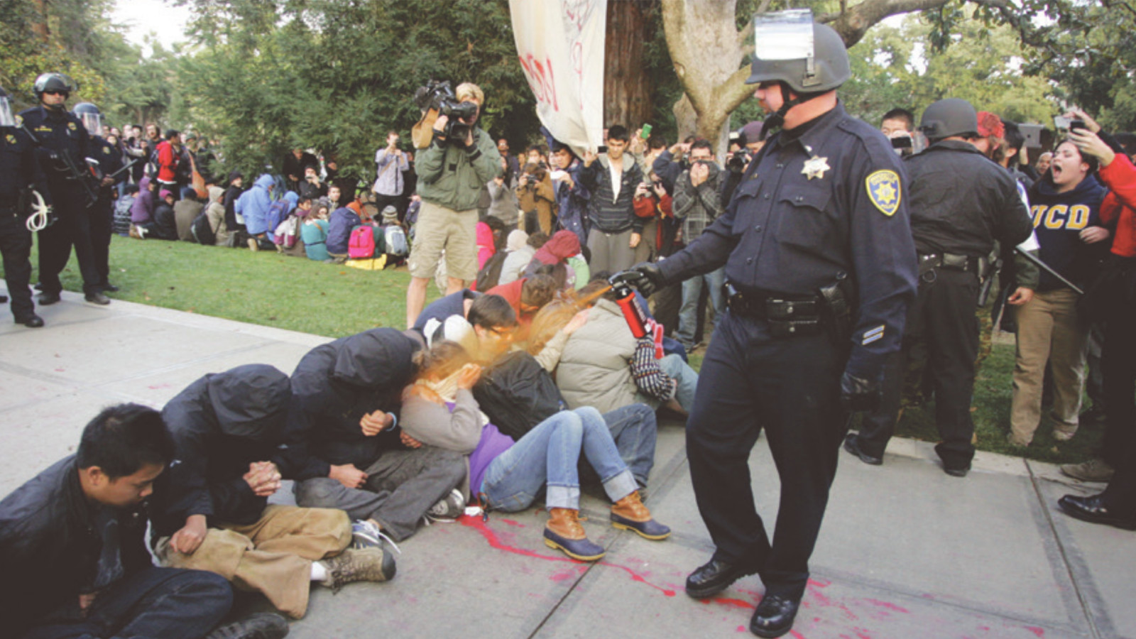 Επίθεση με σπρέι πιπεριού το 2011 σε φοιτητές που πραγματοποιούσαν καθιστική διαμαρτυρία. Μάλιστα στο συγκεκριμένο πανεπιστήμιο οι αστυνομικοί έχουν «ελαφρύ» οπλισμό, όπως γκλοπ, σπρέι και χειροπέδες.