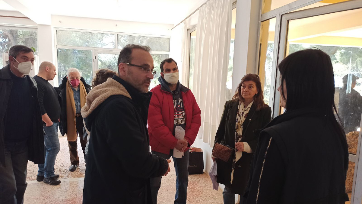 Από την επίσκεψη που πραγματοποίησε στις 24 Μάρτη κλιμάκιο του ΚΚΕ, με επικεφαλής το μέλος της ΚΕ και βουλευτή του Κόμματος Γιάννη Γκιόκα, στις εγκαταστάσεις των κατασκηνώσεων του Δήμου Ζωγράφου στη Ραφήνα, όπου φιλοξενούνται οικογένειες Ουκρανών προσφύγων, κυρίως ομογενών από την περιοχή της Μαριούπολης, του Σαρτανά κλπ. Το κλιμάκιο του ΚΚΕ παρέδωσε στους πρόσφυγες τρόφιμα, άλλα είδη στήριξης και βοήθειας προς τις οικογένειες και τα μικρά παιδιά, ενώ μοιράστηκε η Απόφαση της ΚΕ του ΚΚΕ για τον ιμπεριαλιστικό πόλεμο στην Ουκρανία, μεταφρασμένη στα ρωσικά που αποτελούν και τη βασική γλώσσα των περισσότερων ομογενών.