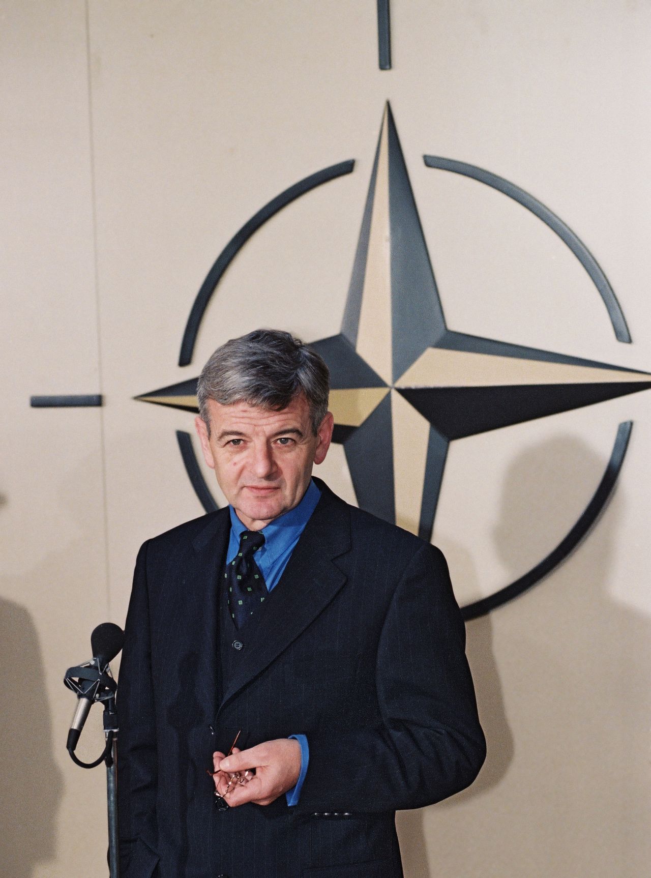 Ο Γιόσκα Φίσερ, τότε ηγέτης των «Πρασίνων», Αντικαγκελάριος και Υπουργός Εξωτερικών της Γερμανίας, το 1998 στα κεντρικά γραφεία του ΝΑΤΟ. Ήταν λίγο πριν ο ιμπεριαλιστικός οργανισμός, με την ενεργό συμμετοχή και της Γερμανίας, ξεκινήσει το «οικολογικό» του έργο στη Γιουγκοσλαβία, που περιελάμβανε και τη ρίψη 35.000 βομβών καρκινογόνου απεμπλουτισμένου ουρανίου, η ραδιενέργεια του οποίου θα χρειαστεί 4-5 δισεκατομμύρια χρόνια για να πέσει στο μισό.