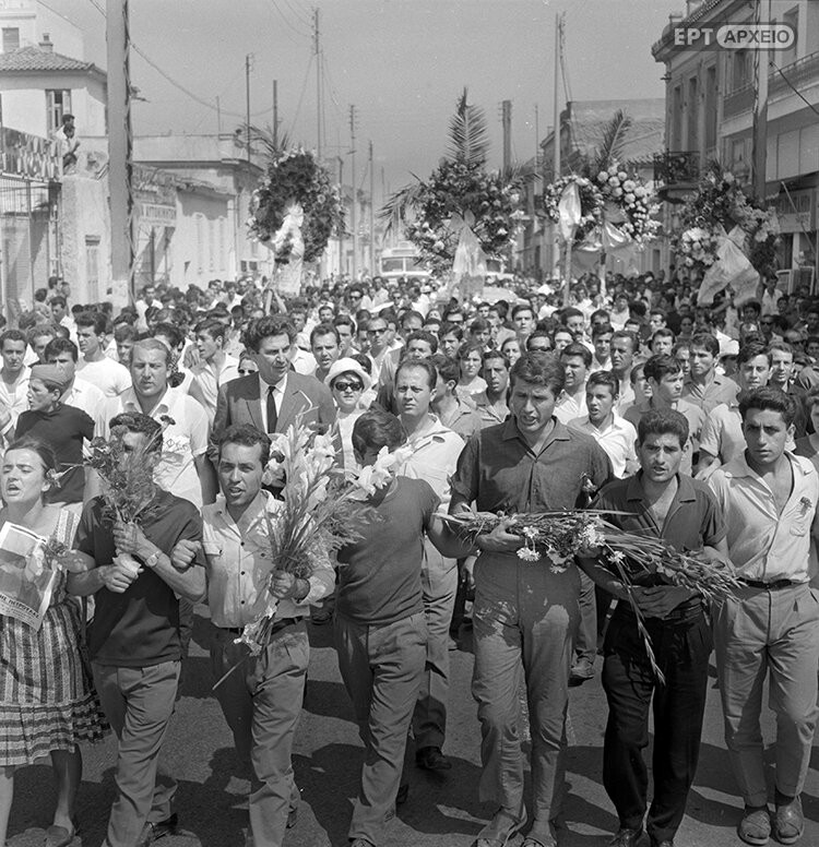 Από την κηδεία του Σωτήρη Πέτρουλα (Πηγή: ΕΡΤ)