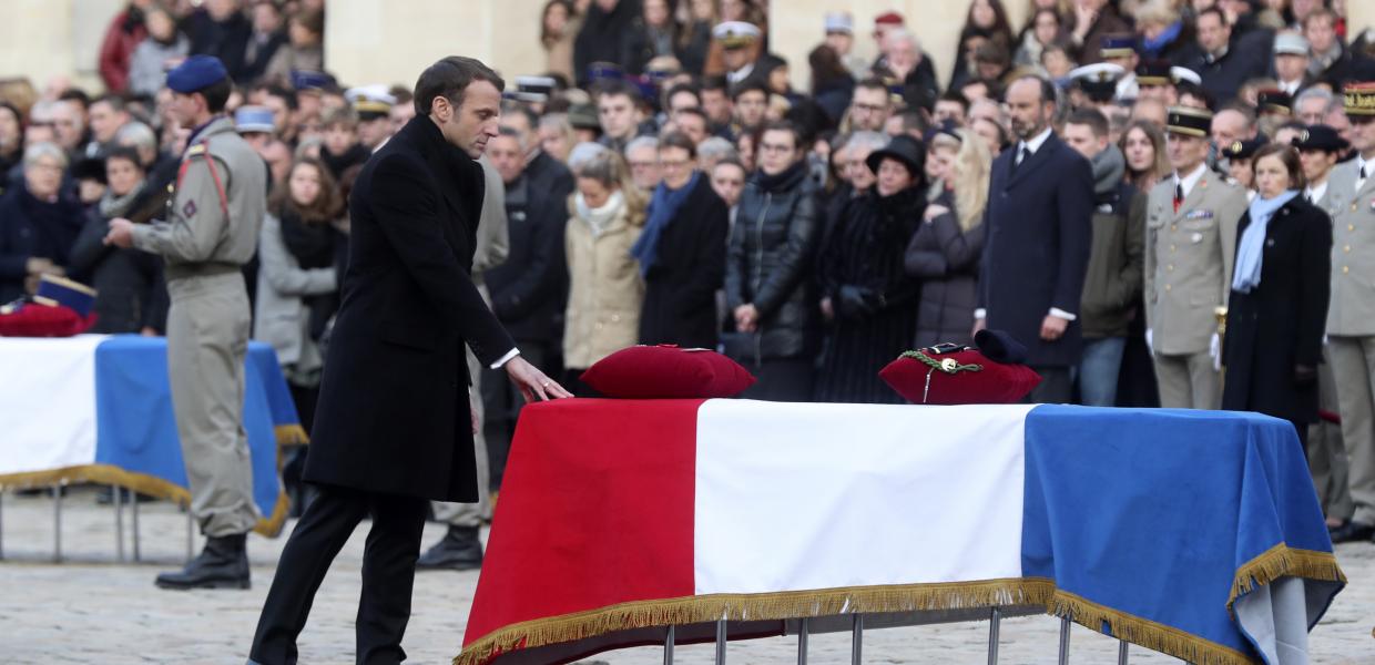 Ο Γάλλος Πρόεδρος το 2019 «τιμά» έναν από τους νεκρούς στρατιώτες της επιχείρησης στο Βόρειο Μάλι. Η Γαλλία δια- τηρεί περίπου 5 χιλιάδες στρατιώτες στην υποσαχάρια Αφρική παρεμβαίνοντας σε χώρες που είχε ιστορικά αυξημένη επιρροή λόγω αποικιοκρατίας, πλούσιες σε ορυκτά, χρήσιμα για την πυρηνική της βιομηχανία που πλέον εκεί δρούν και ανταγωνιστικές σε αυτήν δυνάμεις.