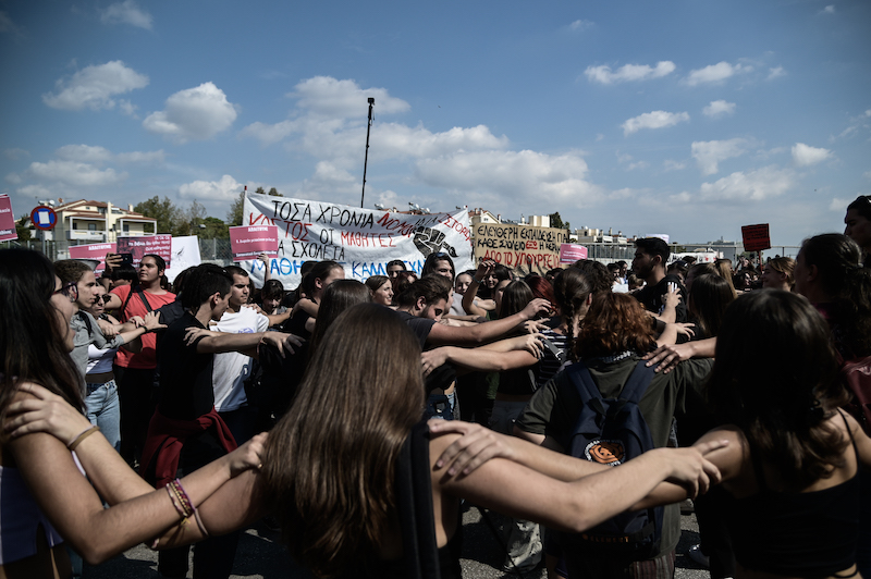 Μαθητές χορεύουν έξω από το Υπ. Παιδείας σατιρίζοντας τις ελλείψεις της Καλλιτεχνικής Εκπαίδευσης και συγκεκριμένα τα κενά σε καθηγητές χορού…