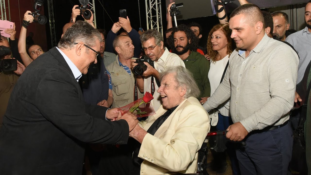 Ο ΓΓ της ΚΕ του ΚΚΕ Δημήτρης Κουτσούμπας υποδέχεται τον Μίκη Θεοδωράκη, για τελευταία, όπως έμελλε, φορά στο Φεστιβάλ ΚΝΕ - Οδηγητή το 2017.