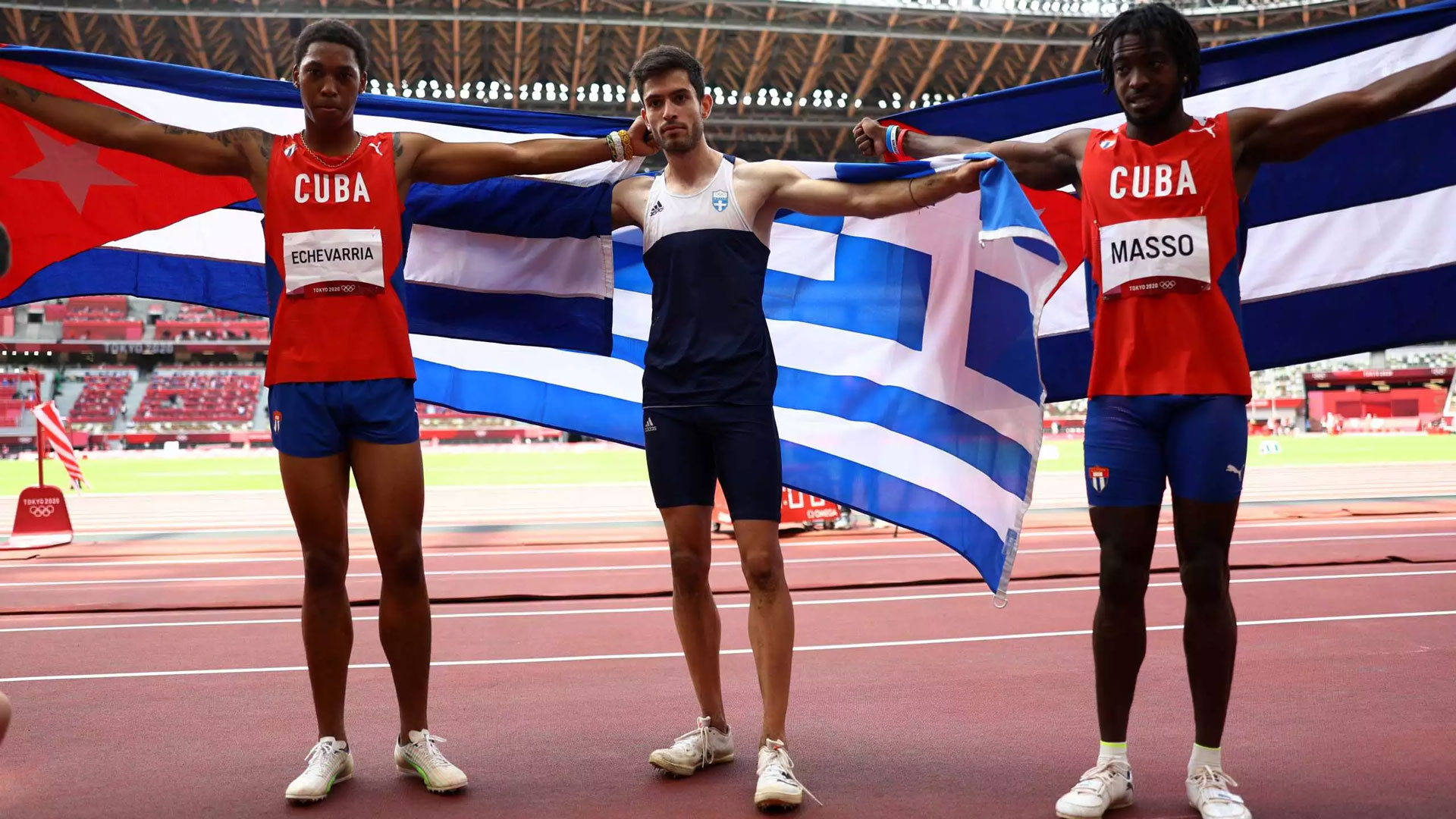 Τελικός Ολυμπιακών Αγώνων, Τόκιο 2021. Ο Έλληνας πρωταθλητής κατακτά το πρώτο του χρυσό ολυμπιακό μετάλλιο, πανηγυρίζοντας με τους Κουβανούς συναθλητές του που κατέκτησαν το ασημένιο και το χάλκινο.