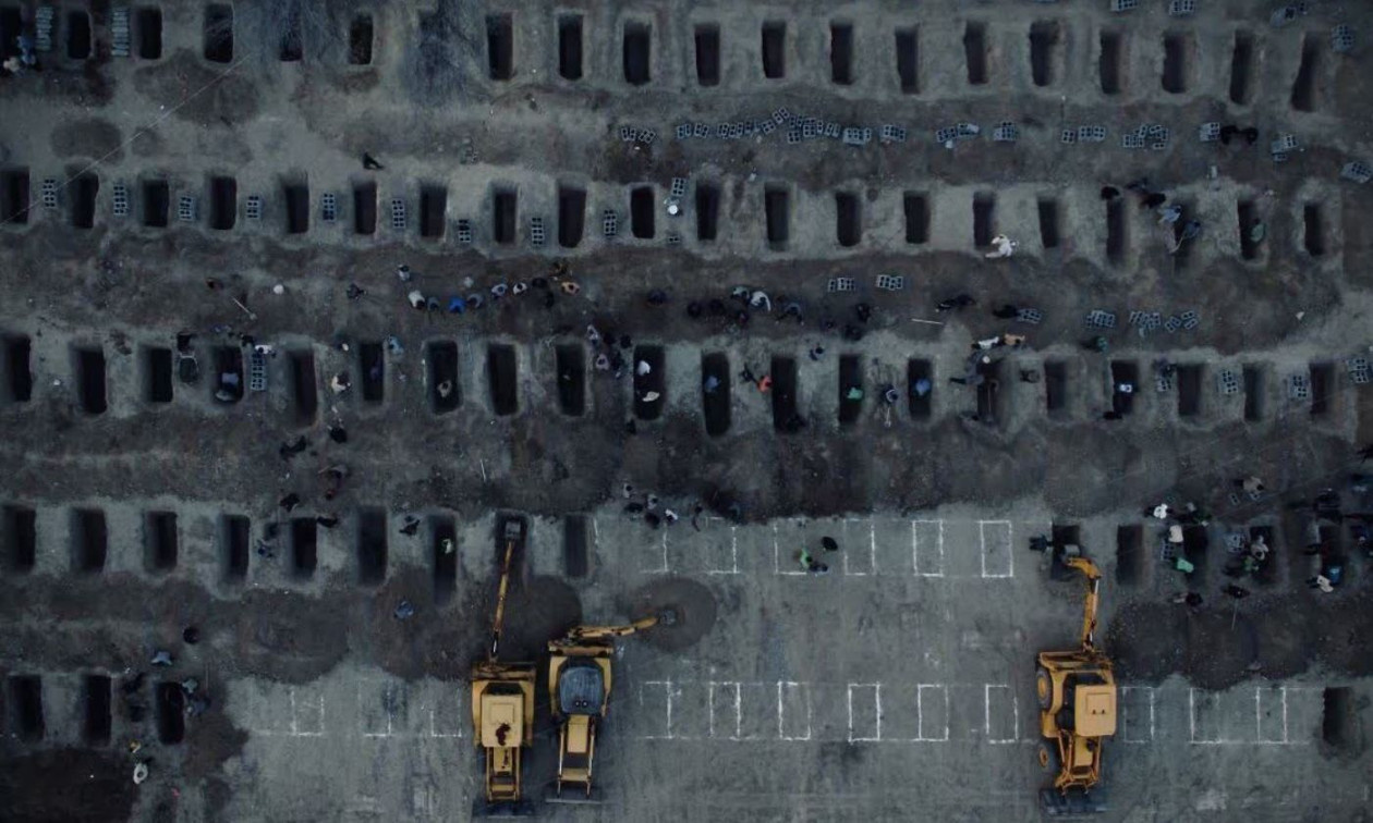 Εκσκαφείς ανοίγουν σειρές ομαδικών τάφων για τα 168 κορίτσια που σκοτώθηκαν στο σχολείο θηλέων στο Ιράν.